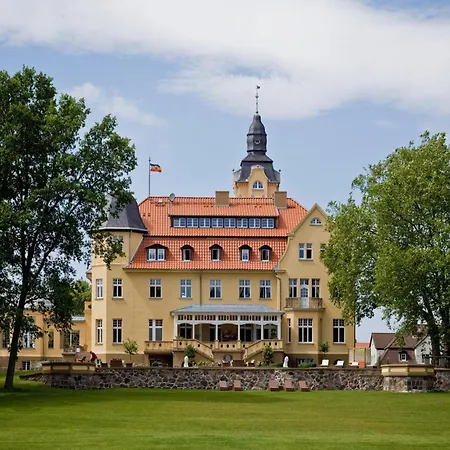 In Schlossresort, Cleaning Included Holiday home Wendorf (Kuhlen-Wendorf)